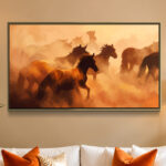 Tableau horizontal de chevaux en mouvement dans une brume dorée, vue rapprochée au-dessus d’un canapé blanc