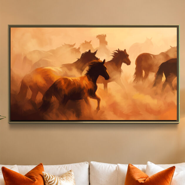 Tableau horizontal de chevaux en mouvement dans une brume dorée, vue rapprochée au-dessus d’un canapé blanc