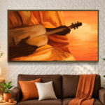 Tableau Cordes du couchant en orange et ocre, mis en scène au-dessus d’un canapé marron