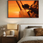 Tableau horizontal représentant les mains d’un joueur de kora sur fond orangé, vue de face