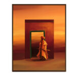 Tableau vertical d’un personnage drapé devant une porte verte et une façade ocre, vue de face sur fond blanc