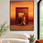 Tableau Le Passage aux tons ocre et orange, mis en scène au-dessus d’un canapé clair dans un salon
