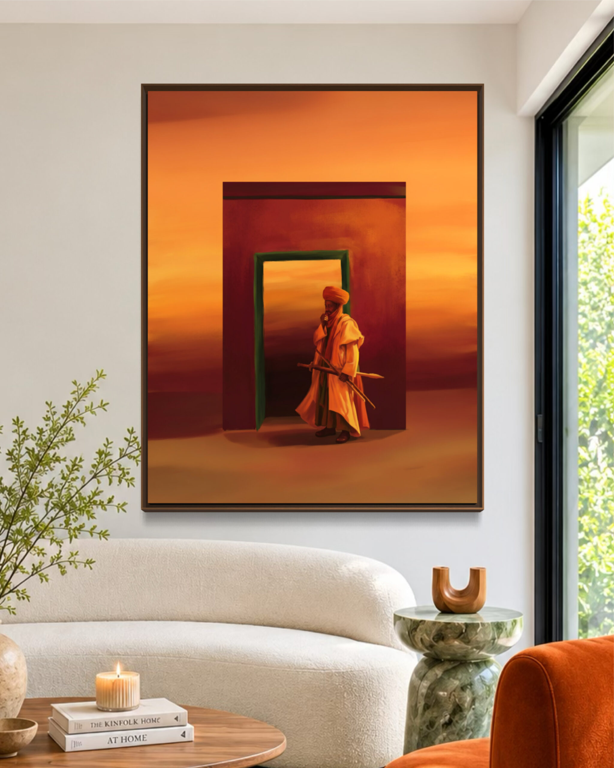 Tableau Le Passage aux tons ocre et orange, mis en scène au-dessus d’un canapé clair dans un salon