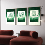Triptyque vert Allahu Akbar, Alhamdulillah et SubhanAllah, vue en perspective avec des fauteuils rouges