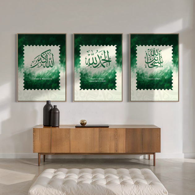Triptyque vert Allahu Akbar, Alhamdulillah et SubhanAllah, vue de face au-dessus d’un buffet