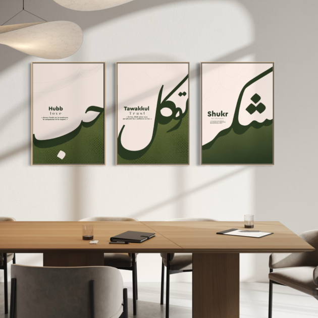Triptyque Hubb, Tawakkul et Shukr en vert olive et ivoire, vue de face au-dessus d’une table