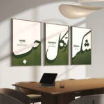 Triptyque Hubb, Tawakkul et Shukr en vert olive et ivoire, vue en perspective au-dessus d’une table