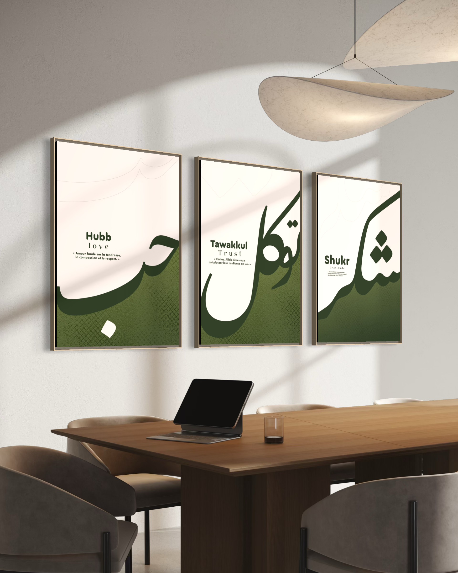 Triptyque Hubb, Tawakkul et Shukr en vert olive et ivoire, vue en perspective au-dessus d’une table