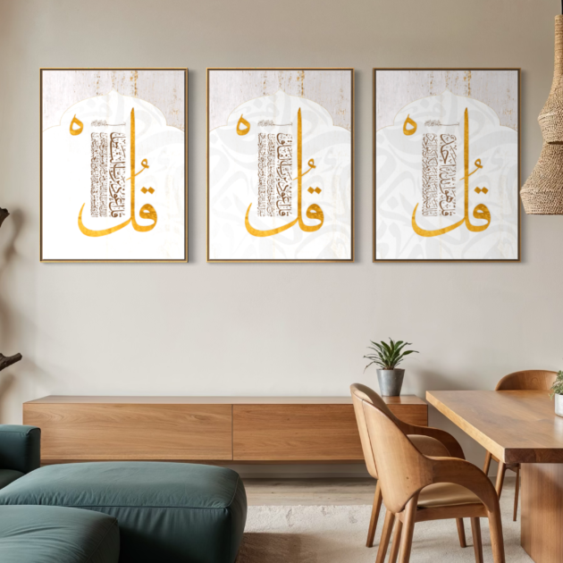 Triptyque Al-Ikhlas, Al-Falaq et An-Nas en blanc et doré, vue de face au-dessus d’un buffet
