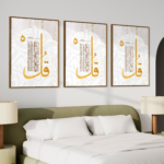 Triptyque Al-Ikhlas, Al-Falaq et An-Nas en blanc et doré, vue en perspective au-dessus d’un lit