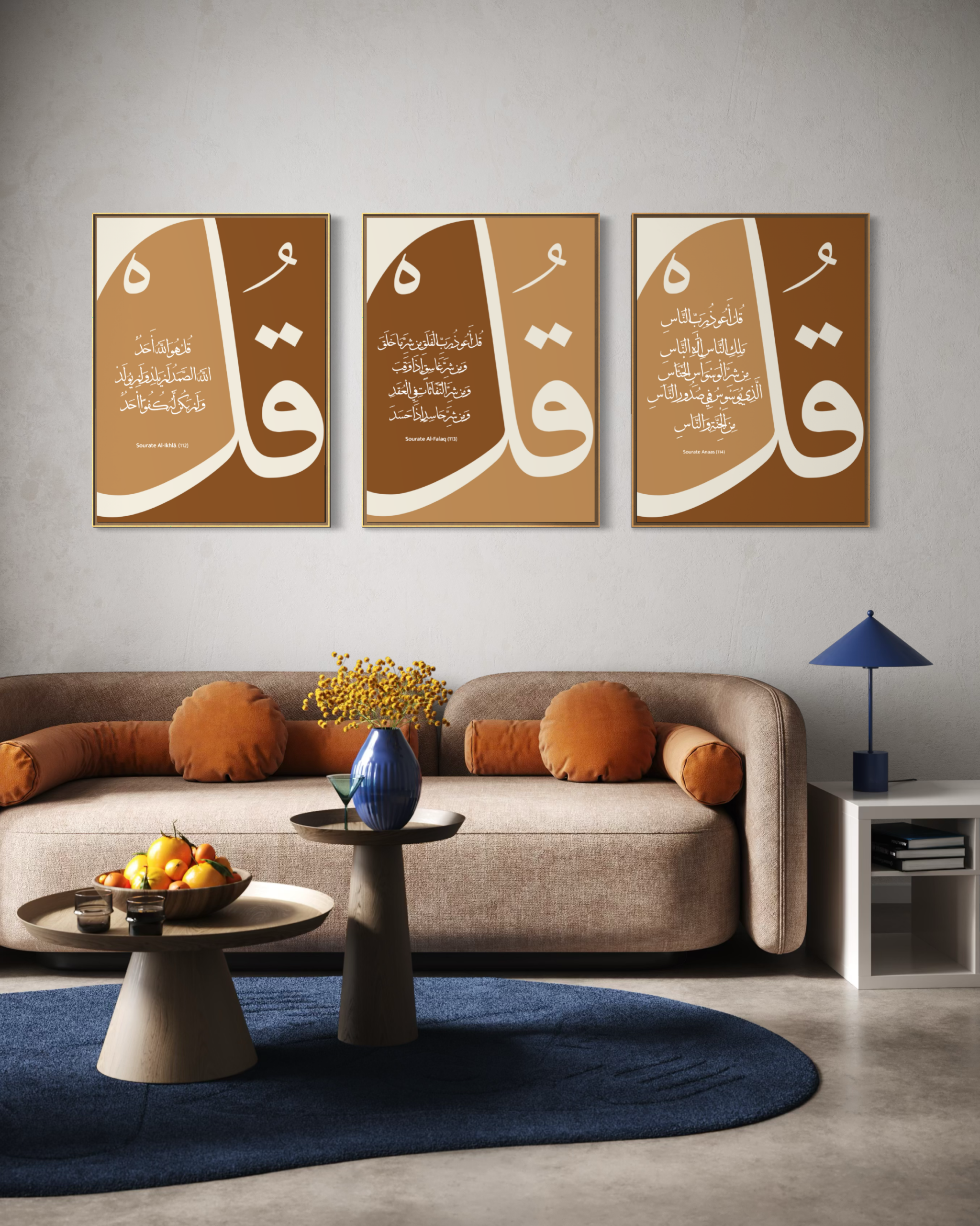 Triptyque Al-Ikhlas, Al-Falaq et An-Nas en marron et beige, vue de face au-dessus d’un canapé