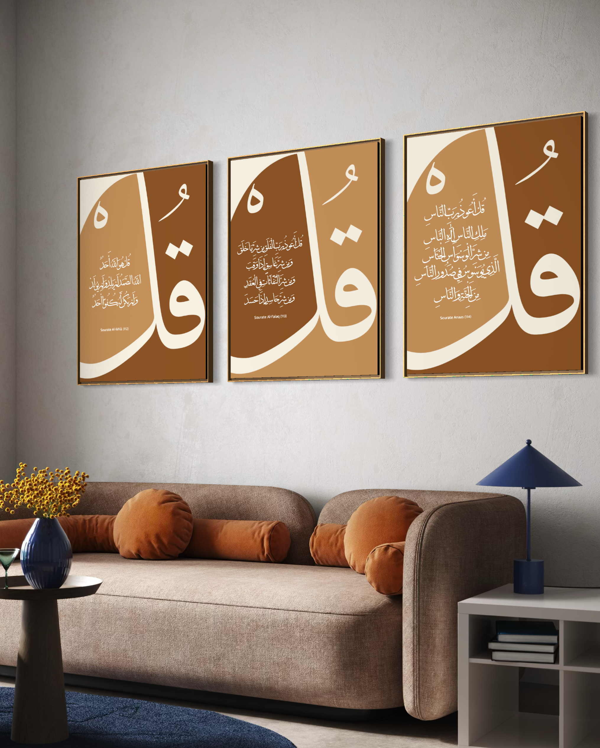 Triptyque Al-Ikhlas, Al-Falaq et An-Nas en marron et beige, vue en perspective au-dessus d’un canapé